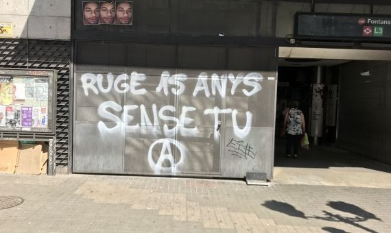 La pintada que condena la muerte de Roger Albert en Gràcia / A. E.