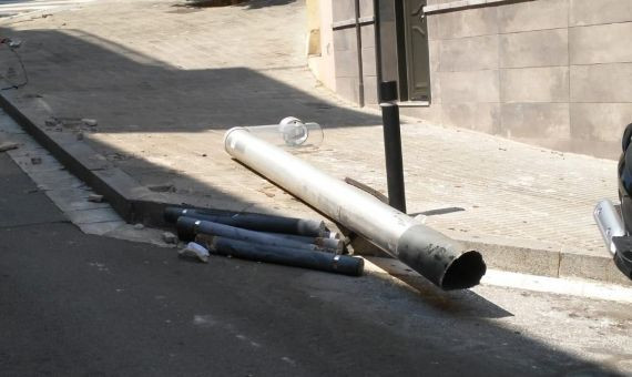 Imagen del mobiliario dañado en Roquetes por el autobús de TMB / MA