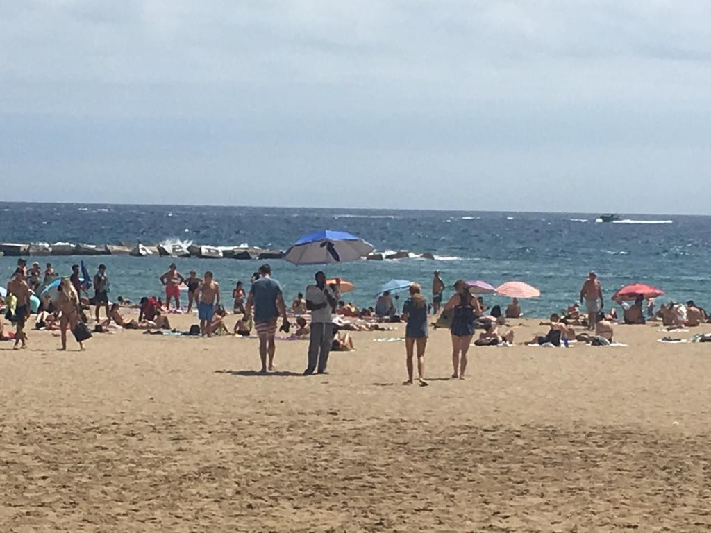 Imagen de los trabajadores irregulares en la playa de la Barceloneta / MA