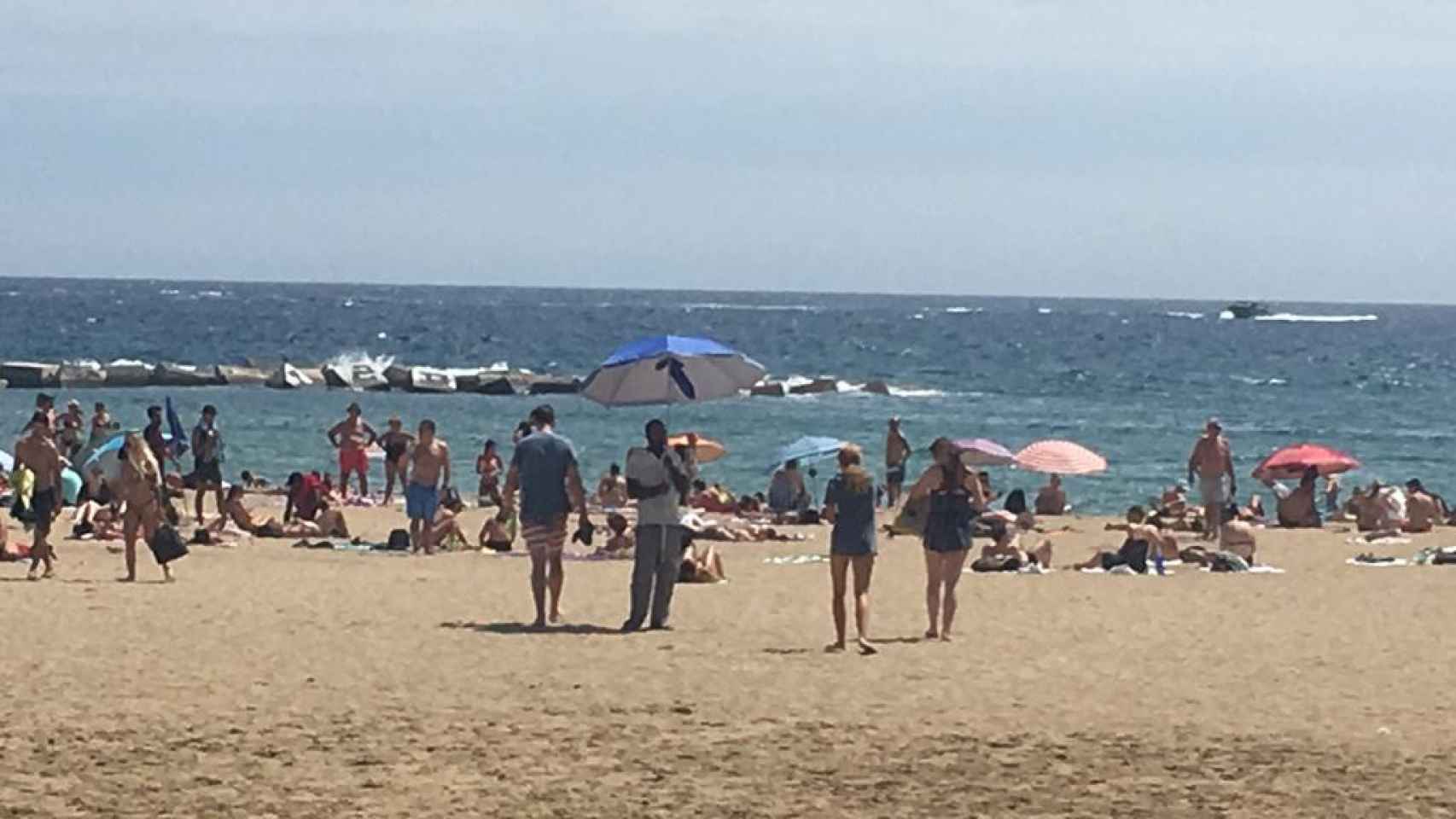 Imagen de los trabajadores irregulares en la playa de la Barceloneta / MA