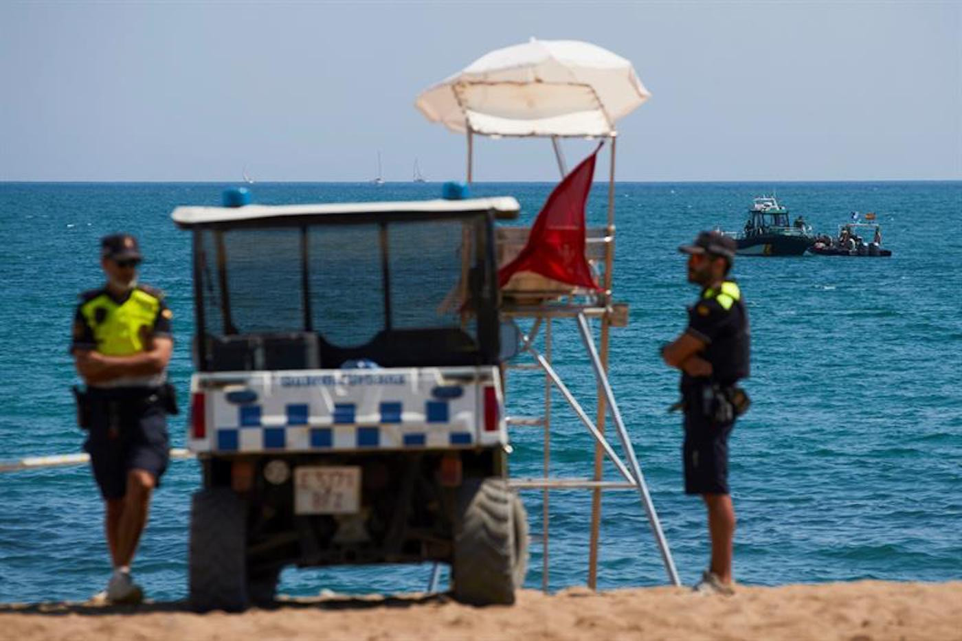 Bandera roja en una playa de Barcelona / ARCHIVO