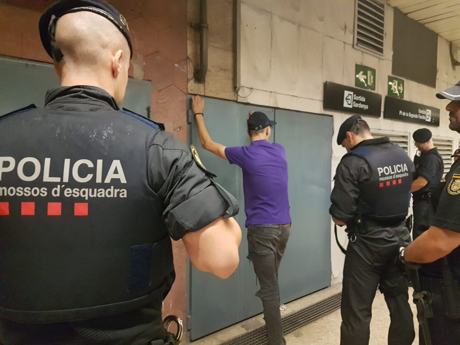 Agentes de los Mossos d'Esquadra registran a un presunto carterista en el Metro de Barcelona / @MOSSOS