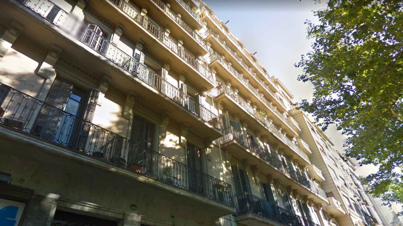 Edificio del distrito del Eixample donde se ha originado el incendio