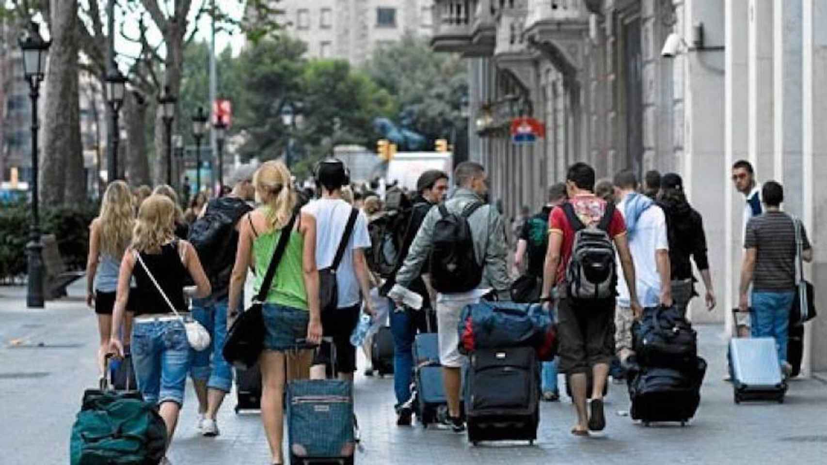 Turistas con maletas en Barcelona
