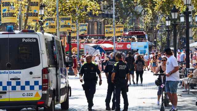 Agentes de la Guardia Urbana vigilando las Ramblas de Barcelona