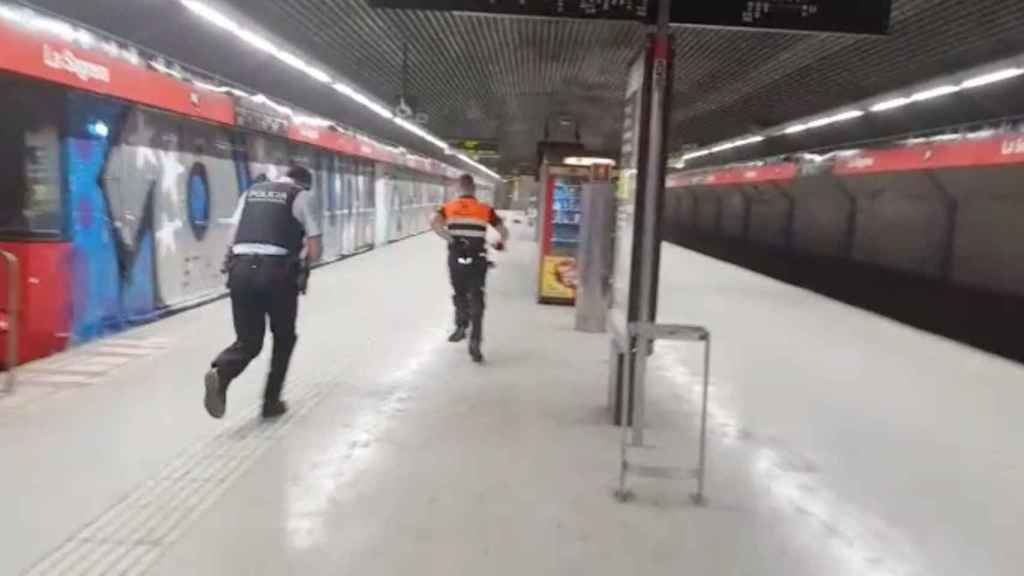 Mossos y vigilantes de seguridad persiguen a los grafiteros en el metro de la Sagrera