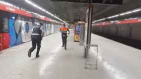 Mossos y vigilantes de seguridad persiguen a los grafiteros en el metro de la Sagrera