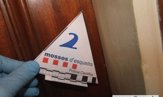 Otra forma de marcar la puerta para descubrir si hay alguien en el piso / MOSSOS