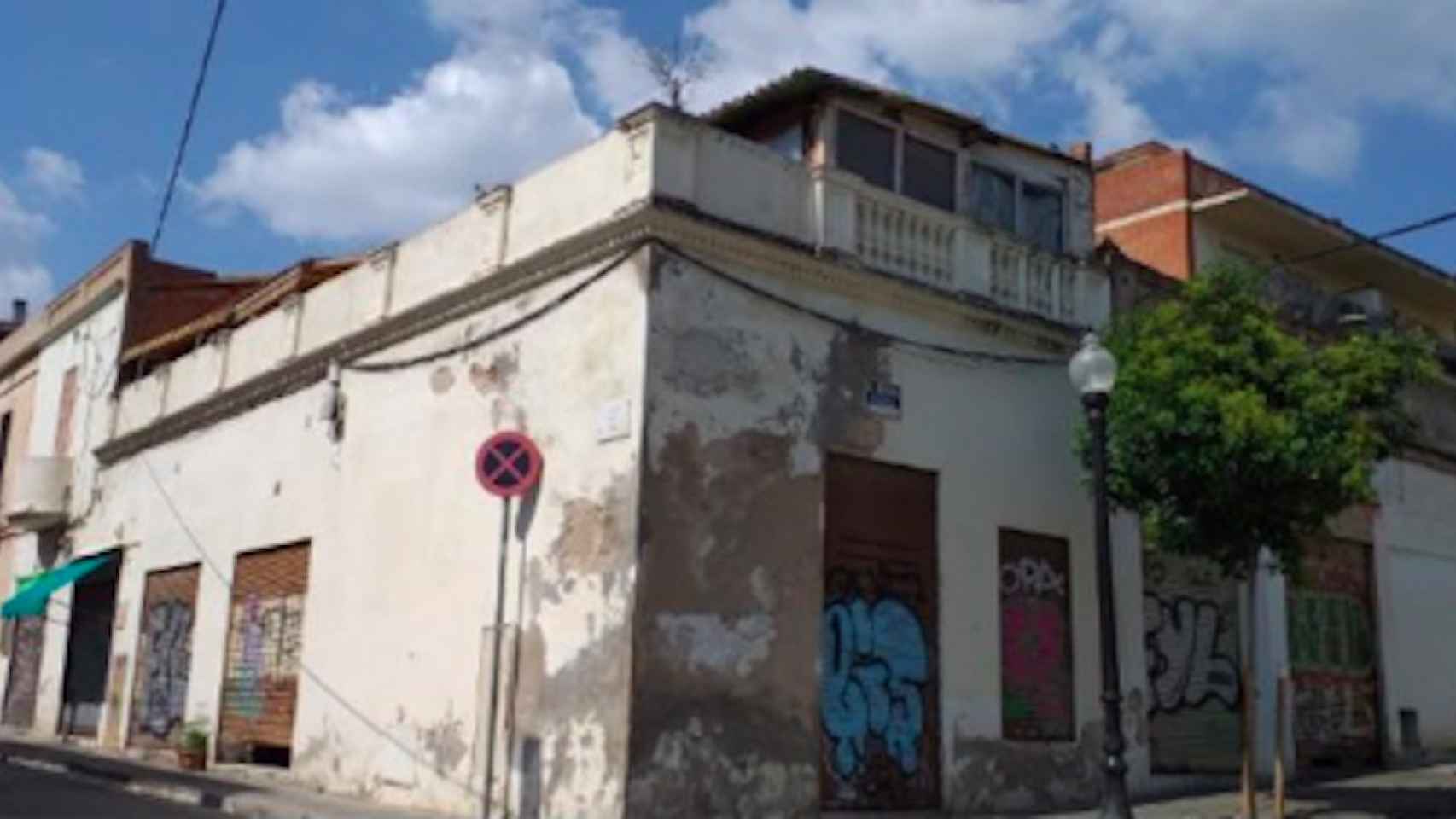 Imagen de una casa okupa en el barrio de Horta / GIOVANNA VALLS