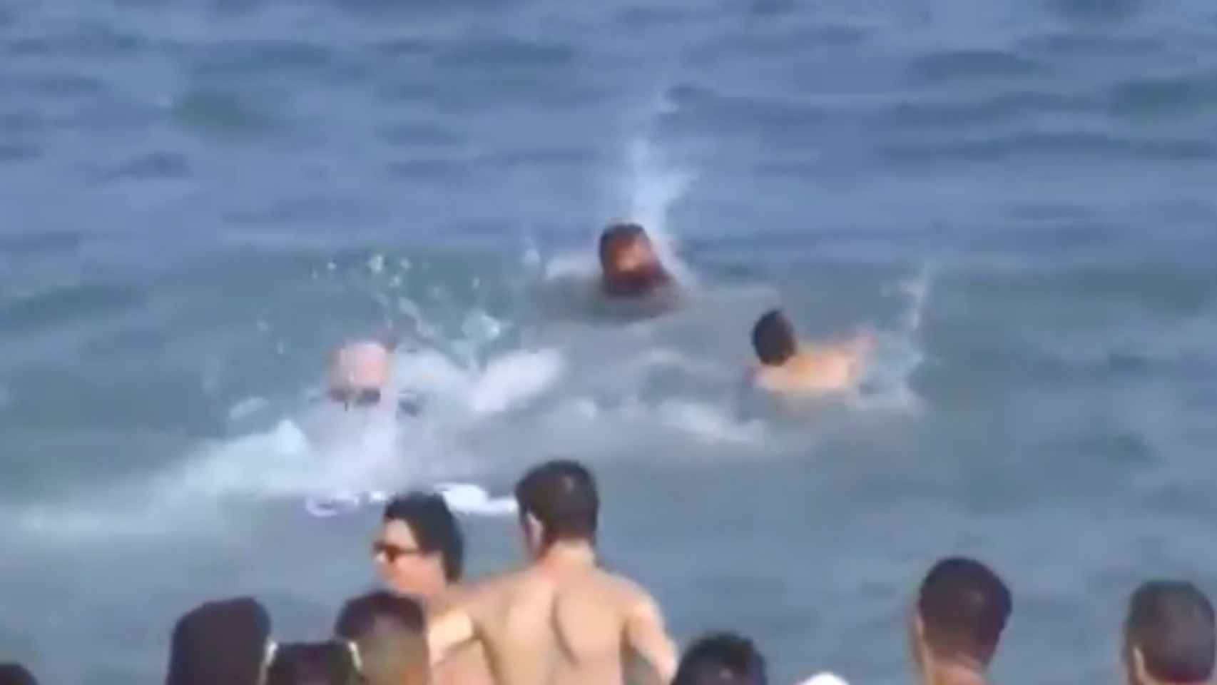 Un hombre se fuga de la policía nadando por la playa de la Barceloneta