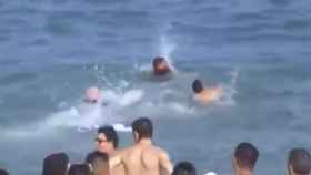 Un hombre se fuga de la policía nadando por la playa de la Barceloneta