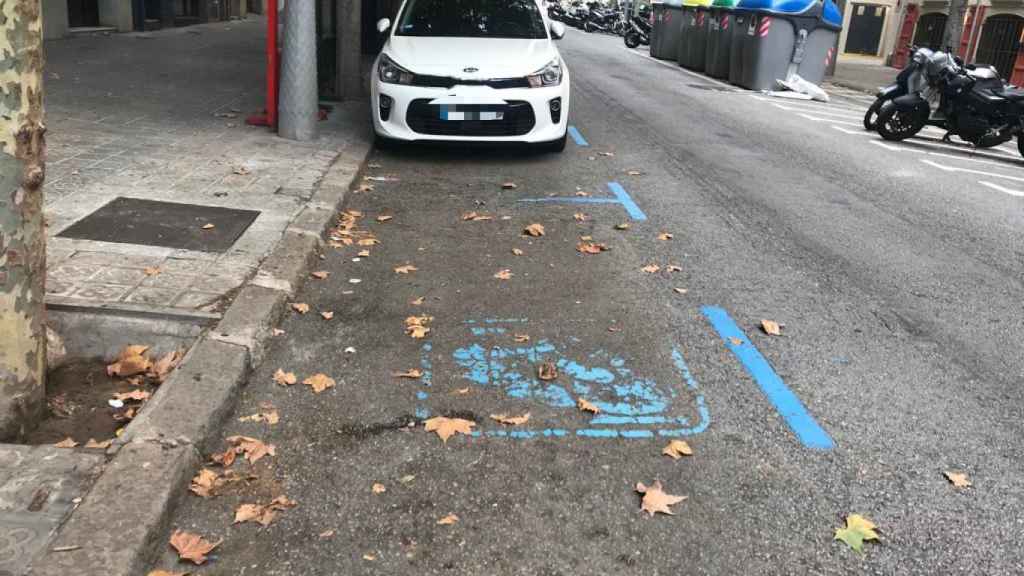 Vehículos aparcados en una calle de zona azul de Barcelona / MA