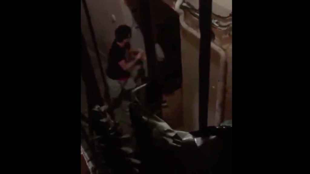 Captura de pantalla del vídeo que muestra la agresión del turista a la prostituta en el Gòtic / HELPERS