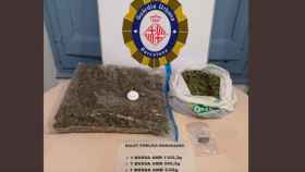 Tres de las bolsas llenas de marihuana interceptadas por la Guardia Urbana de Barcelona