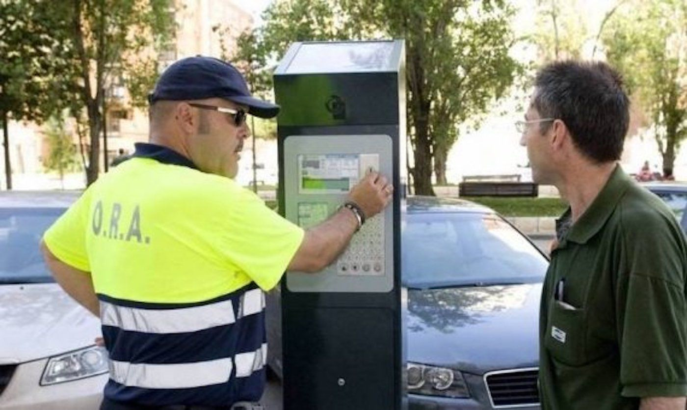 Una imagen de archivo de un vigilante de AREA (zona azul y verde, entre otras) / EFE