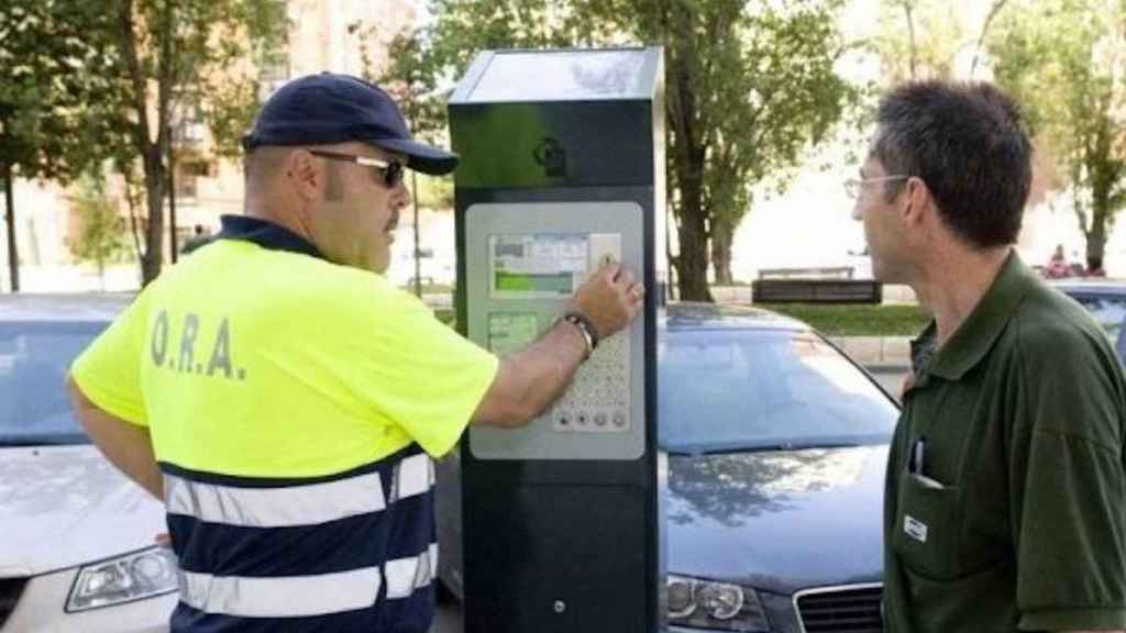 Un trabajador de parquímetro con un ciudadano