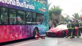 Colisión entre un Ferrari y un bus turístico / JORDI MAGRINYÀ