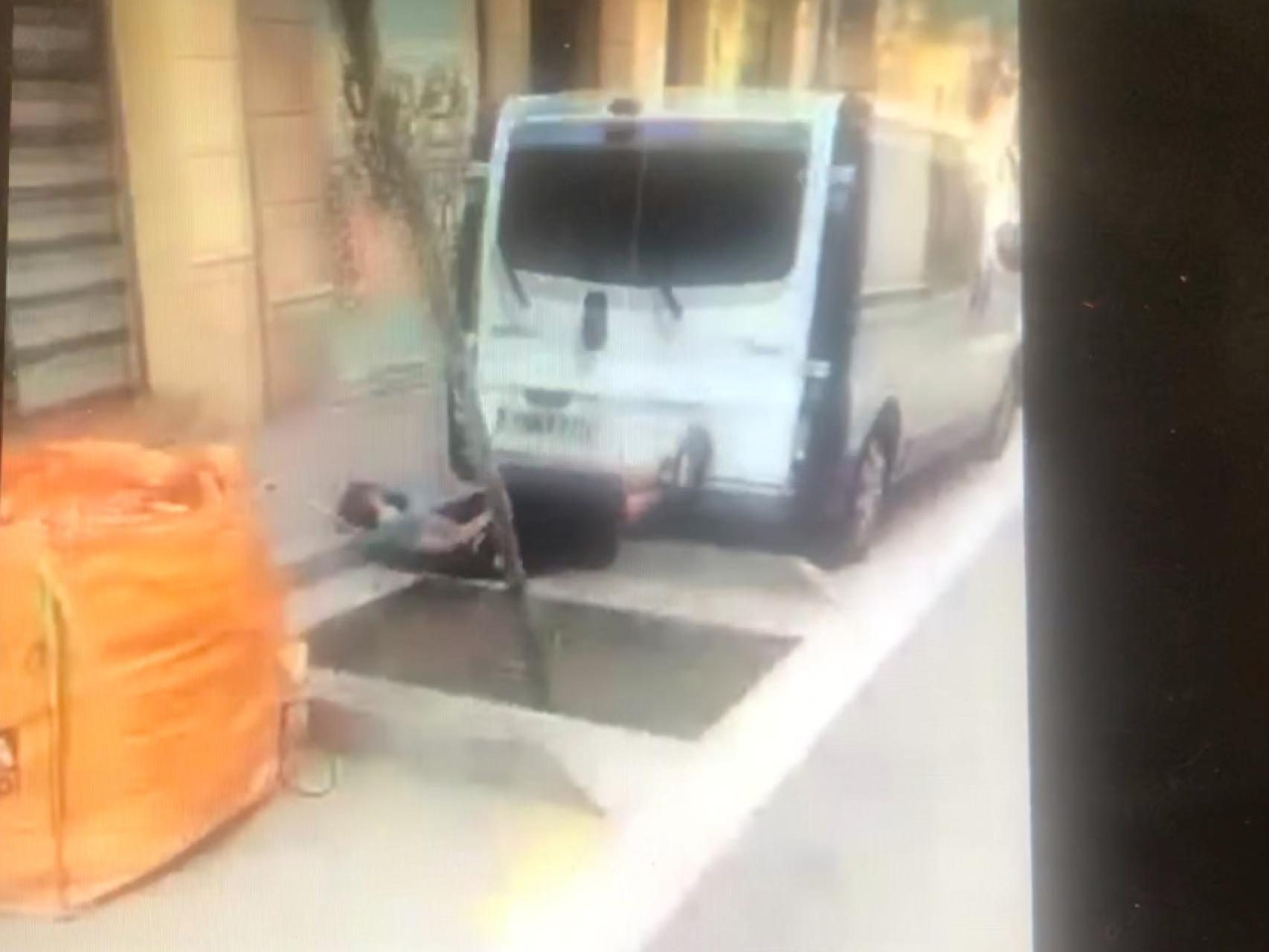 VÍDEO: Un hombre se masturba en la calle a plena luz del día