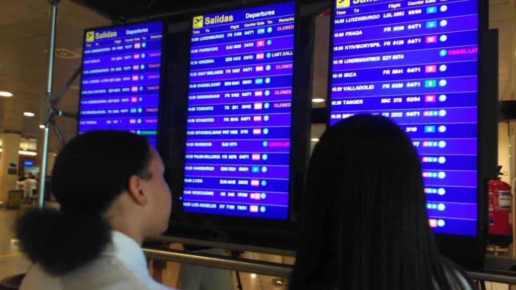 Pantallas en el Aeropuerto de Barcelona-El Prat / EUROPA PRESS