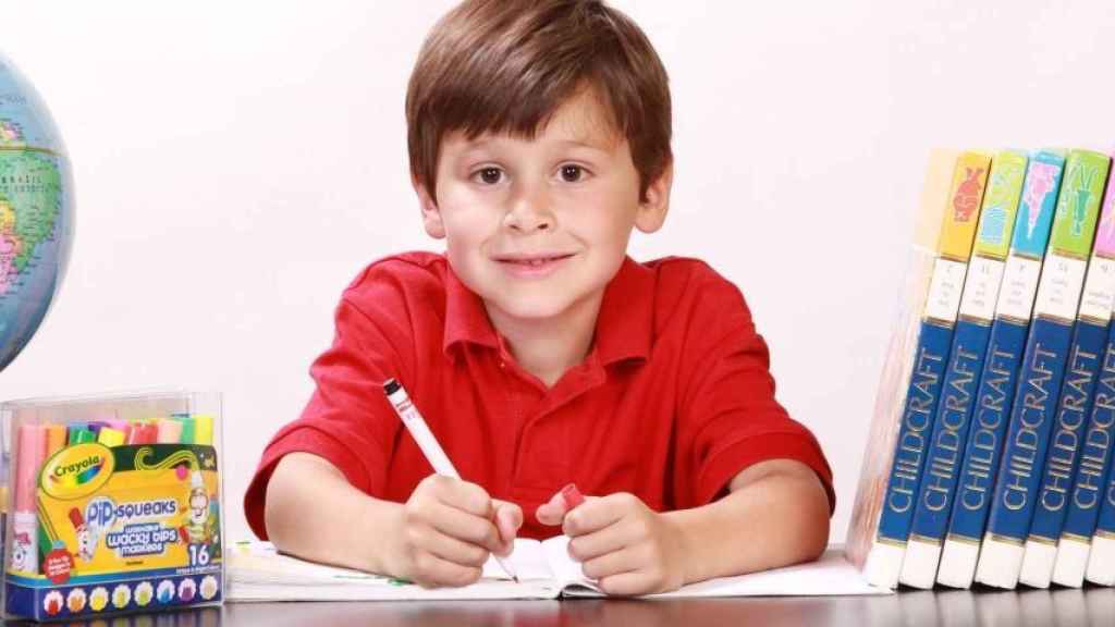 Niño estudiando en el cole