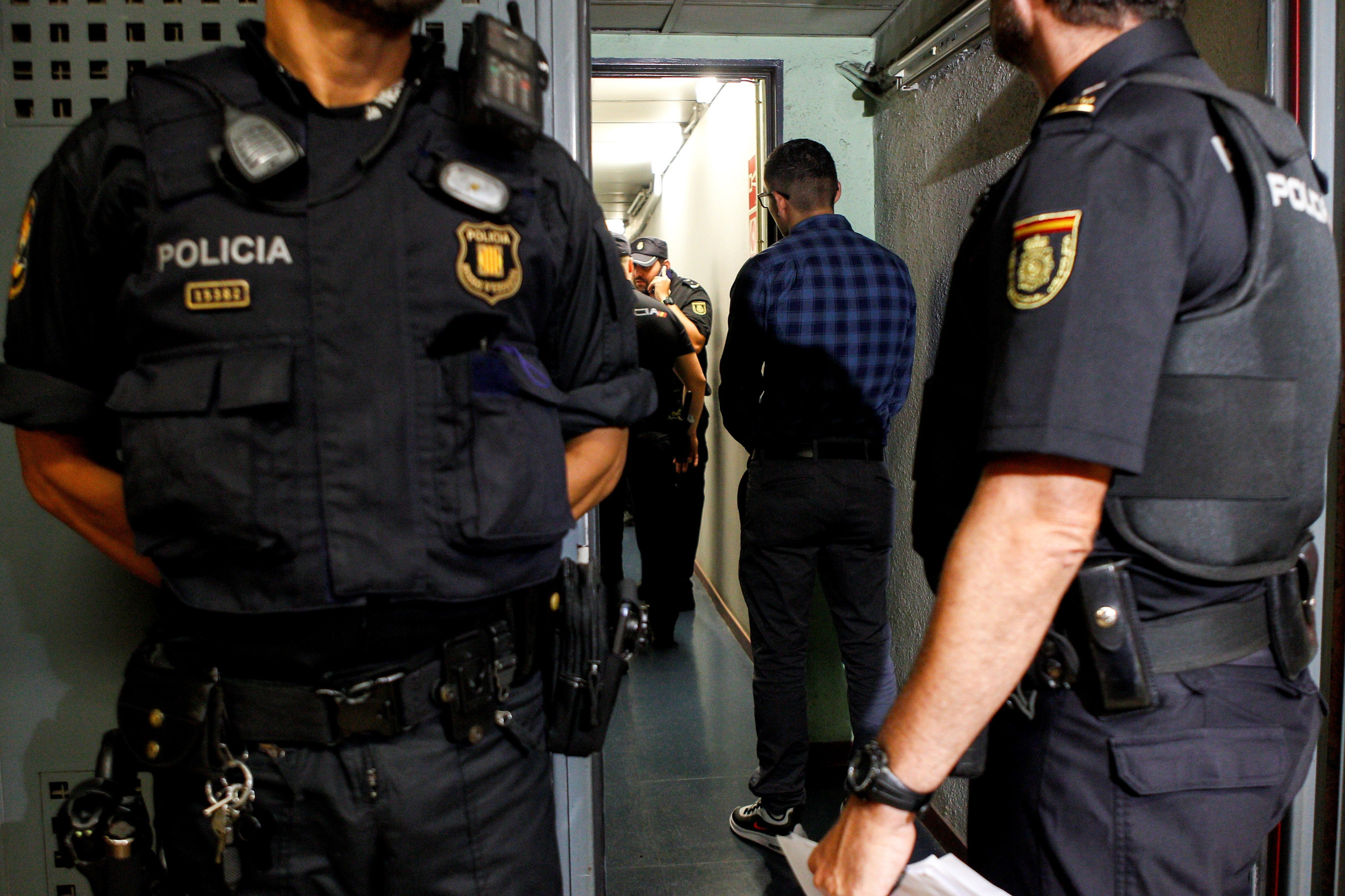 Agentes de la Policía Nacional durante una redada / EFE