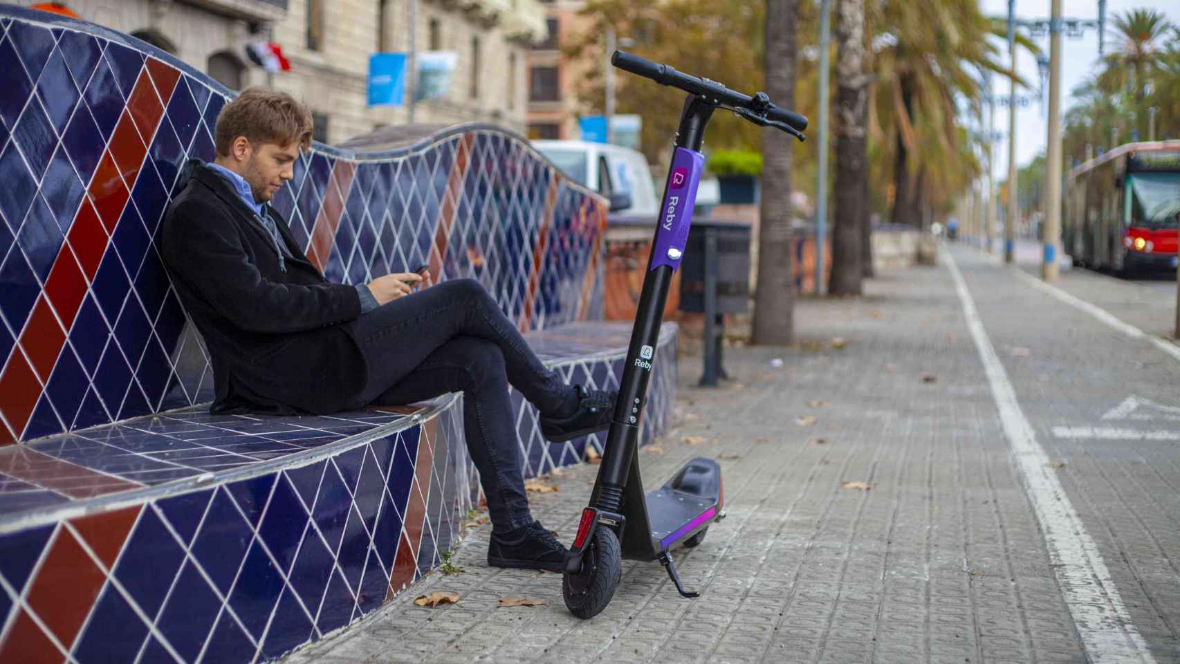 Usuario con un patinete de Reby en Barcelona / REBY