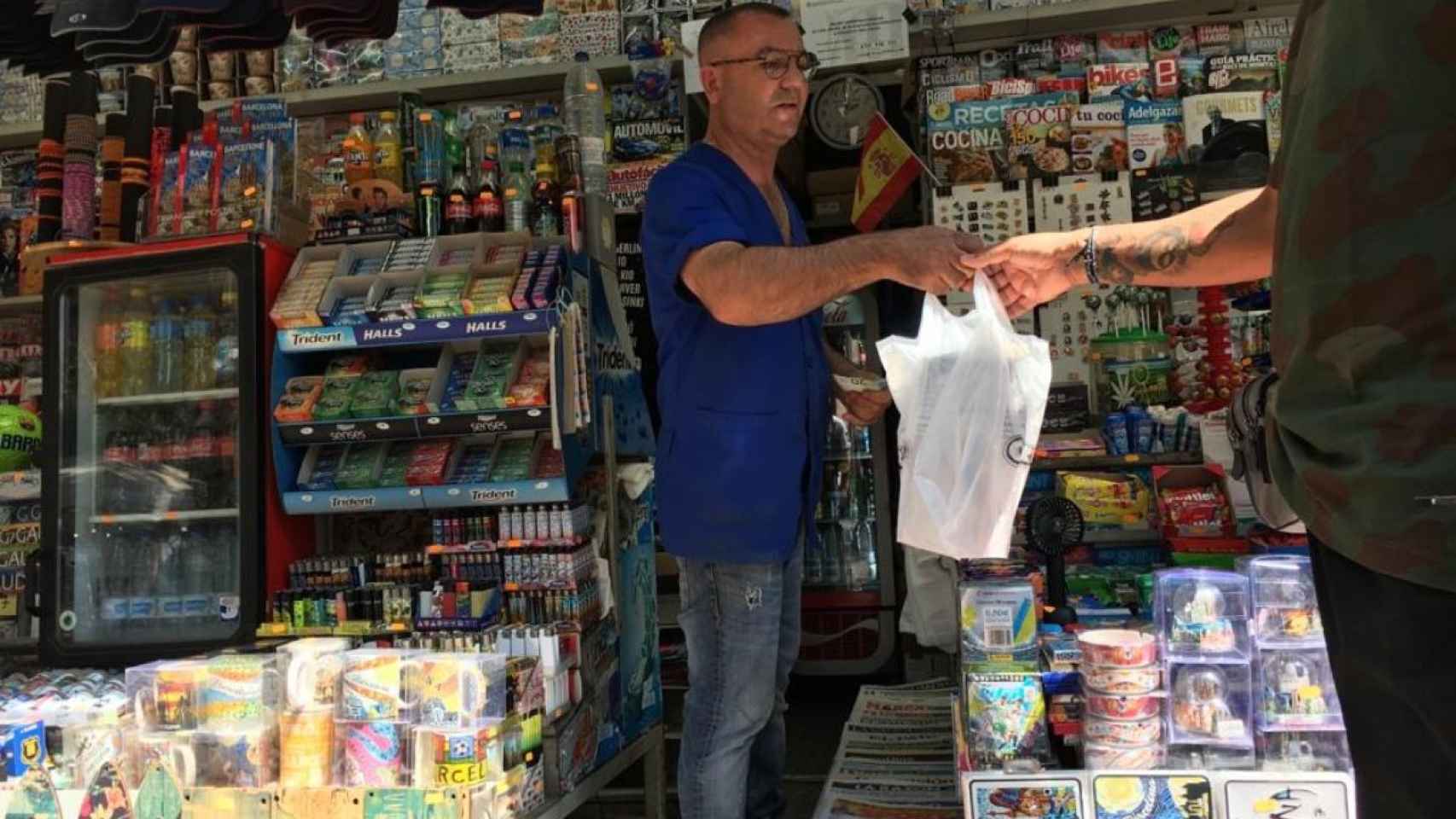 Miguel Carrillo atiende clientes en su quiosco de las Ramblas / METRÓPOLI ABIERTA