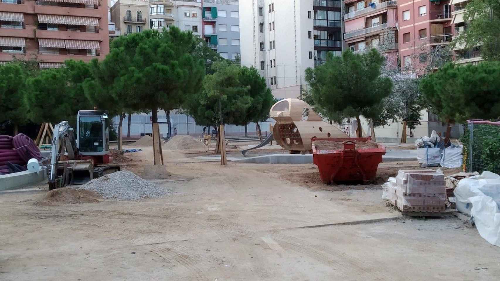 La golondrina, a medio construir, en los jardines de la Indústria / JORDI SUBIRANA