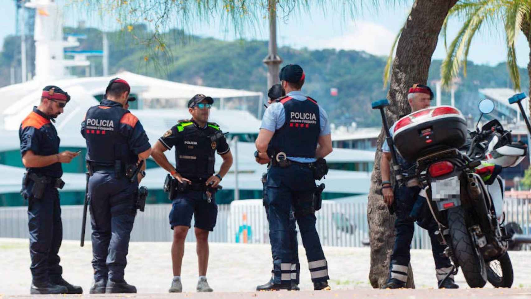 Agentes de los Mossos d'Esquadra y de la Guardia Urbana, en la zona portuaria de Barcelona / EFE