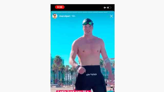 Captura de pantalla del vídeo de los dos influencers criticando el estado del agua de la playa de la Barceloneta / INSTAGRAM