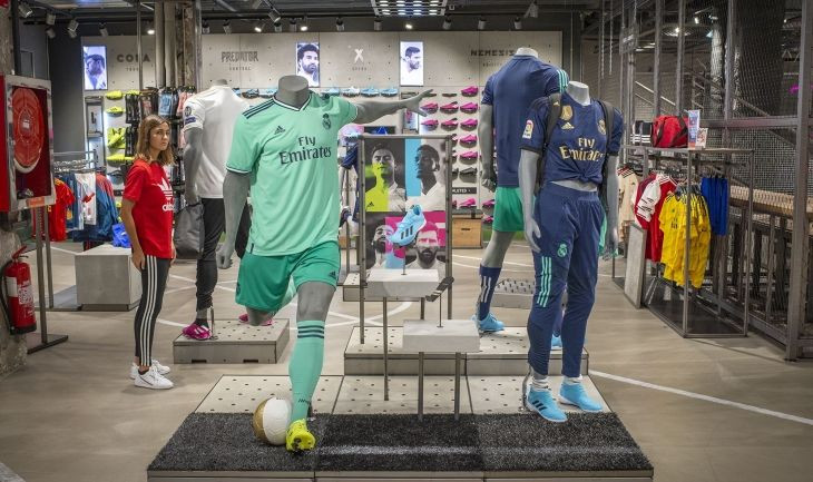 De arriba a abajo: tienda Asics y tienda Adidas, respectivamente