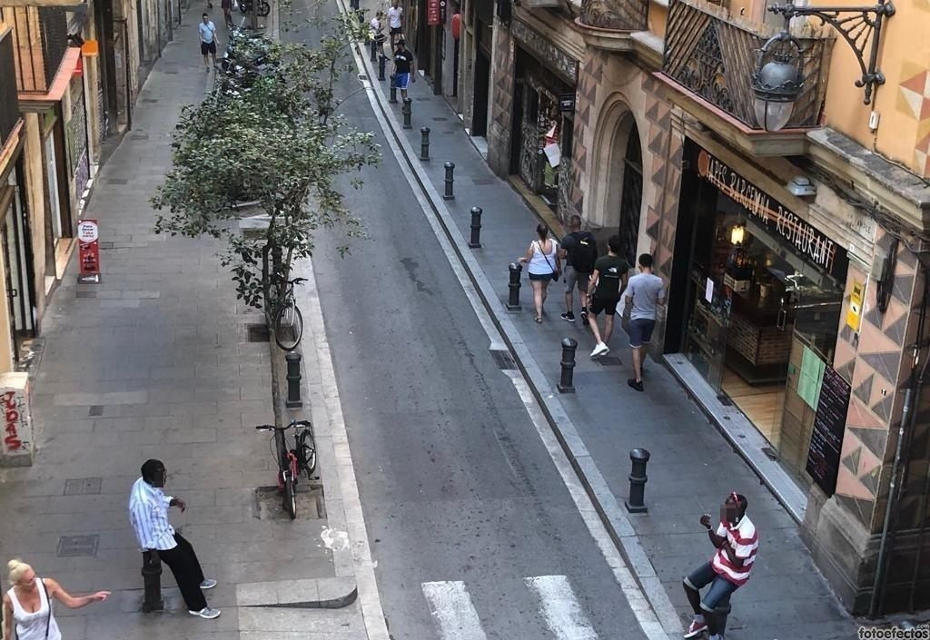 Dos captadores ofreciendo drogas en la calle Ample / FEM GÒTIC