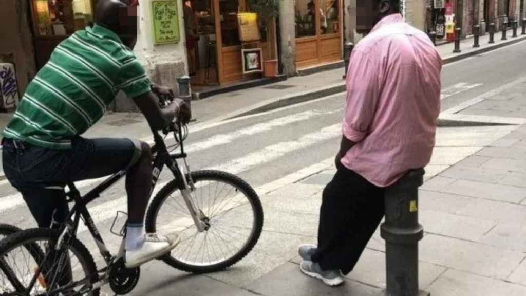 Captadores de socios de asociaciones de cannabis frente a comerciantes del Gòtic