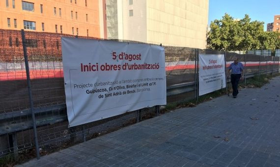 Carteles en el descampado donde el Govern quiere construir el centro de MENAs / A.F.