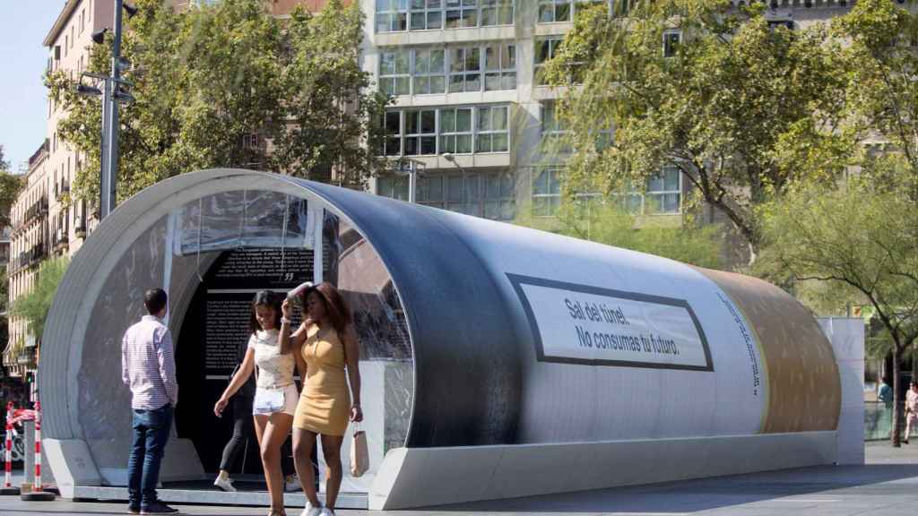 La instalación del cigarrillo gigante, en la plaza de la Universitat / EFE MARTA PÉREZ