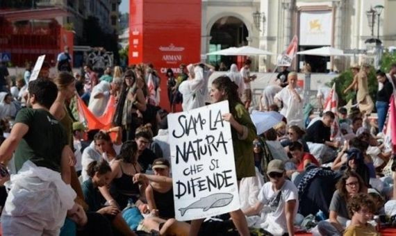 Venecianos protestando contra el cambio climático y los cruceros en el festival de cine / EFE