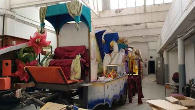 Carrozas de la cabalgata de Sant Andreu y La Sagrera guardadas en una nave de la calle Espronceda / A.F.