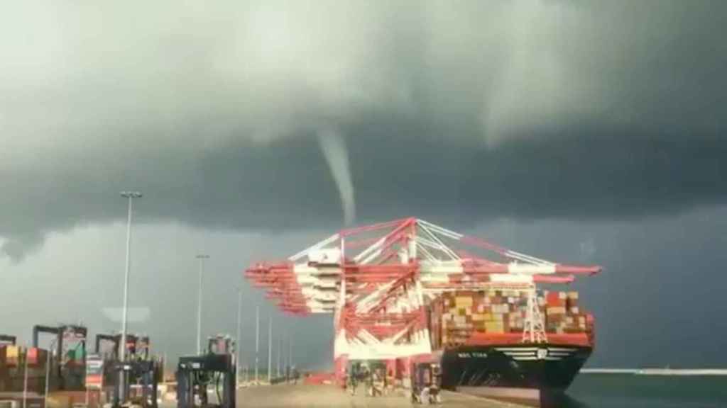 Imagen del tornado producido en el puerto de Barcelona / TWITTER @albertmartnez