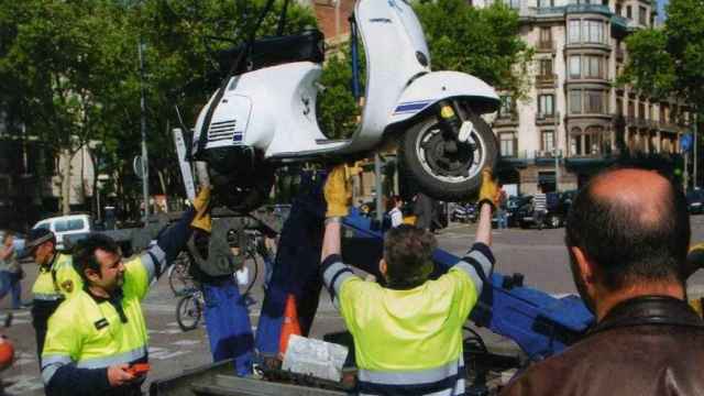 Trabajadores de B:SM retiran una moto con la grúa / B:SM