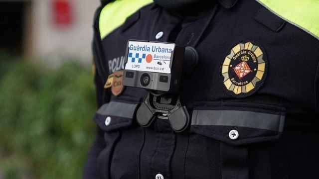 Primer plano de un agente uniformado de la Guardia Urbana