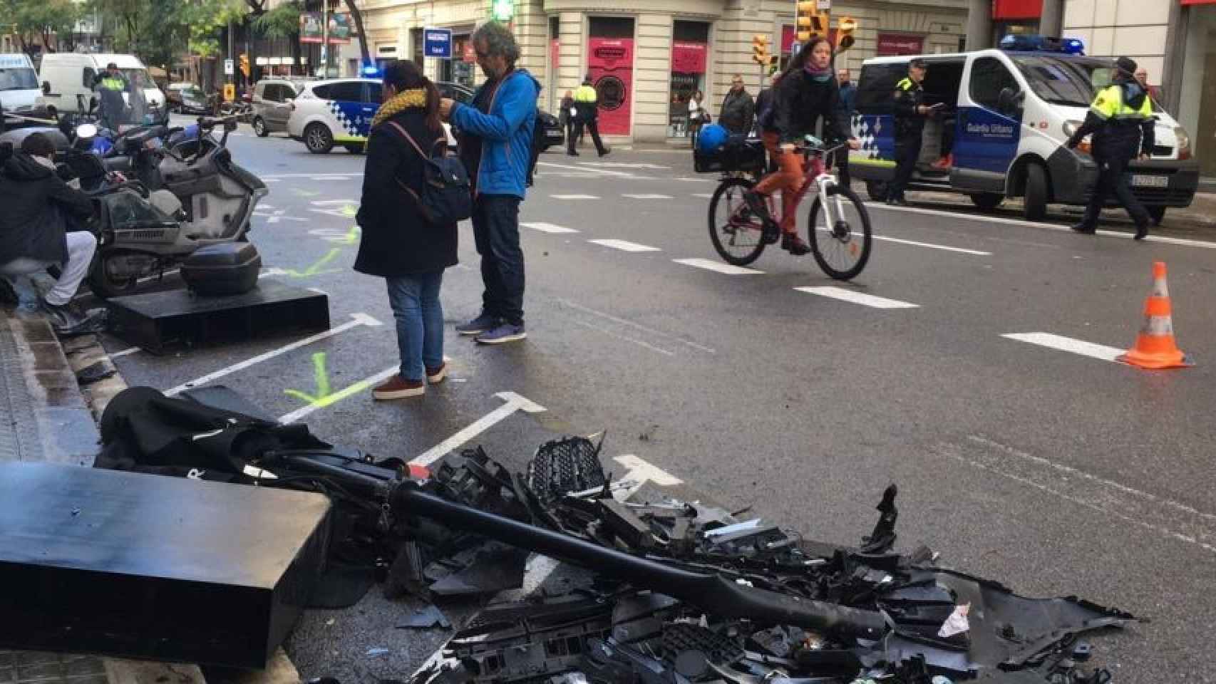 Un acciddente de tráfico en Travessera de Gràcia / PAULA MIRKIN