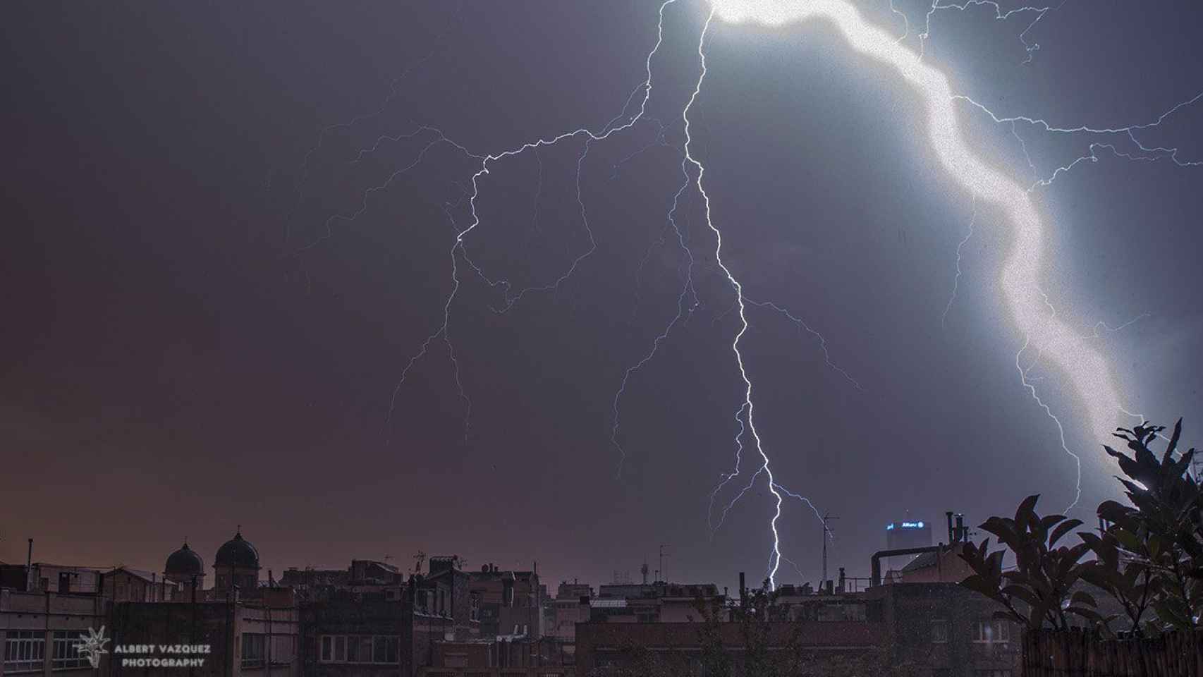 El cielo de Barcelona cubierto de rayos / Albert Vazquez