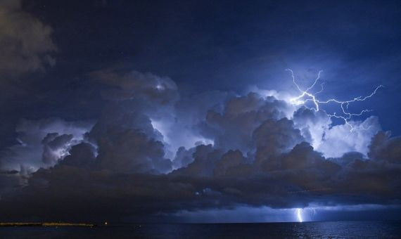 El cielo de Barcelona cubierto de rayos