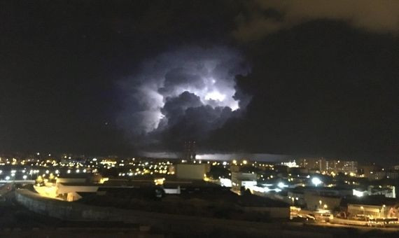 El cielo de Barcelona cubierto de rayos