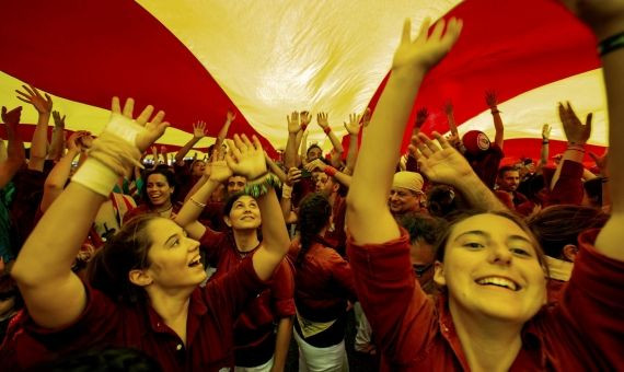 Decenas de jóvenes bajo una bandera catalana / EFE