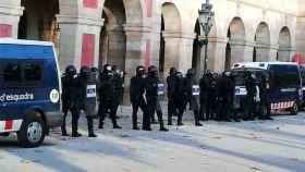 Agentes de los Mossos d'Esquadra delante del Parlament