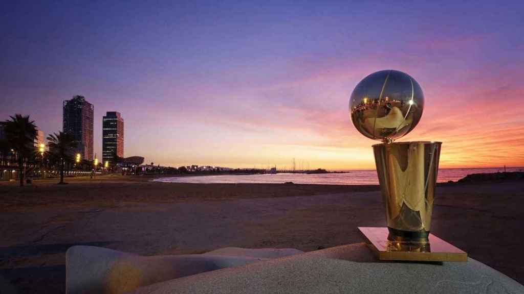 El trofeo Larry O'Brien, expuesto cerca de la Villa Olímpica