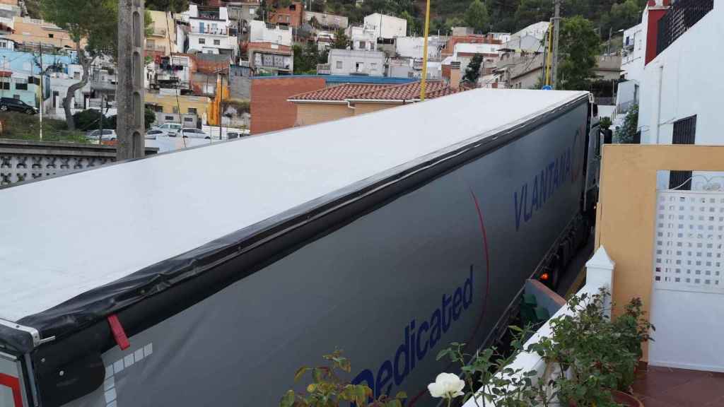 Camión encallado en Torre Baró guiado por el navegador / @miniautobusero