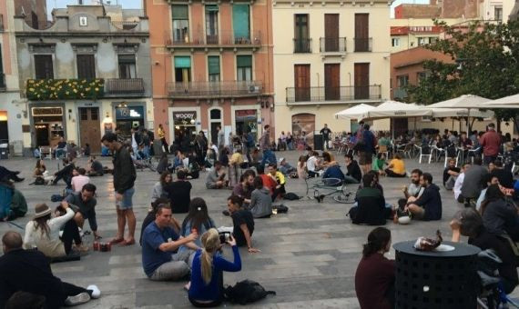 Grupos de personas, a media tarde, en la plaza del Sol / XFDC 