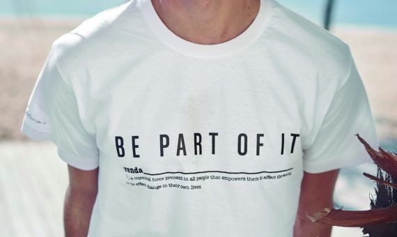Daniel Illescas vistiendo una camiseta solidaria / 'BE PART OF IT'